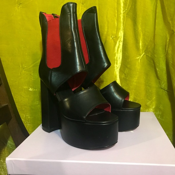 Open-toe platform heels. - Picture 2 of 4